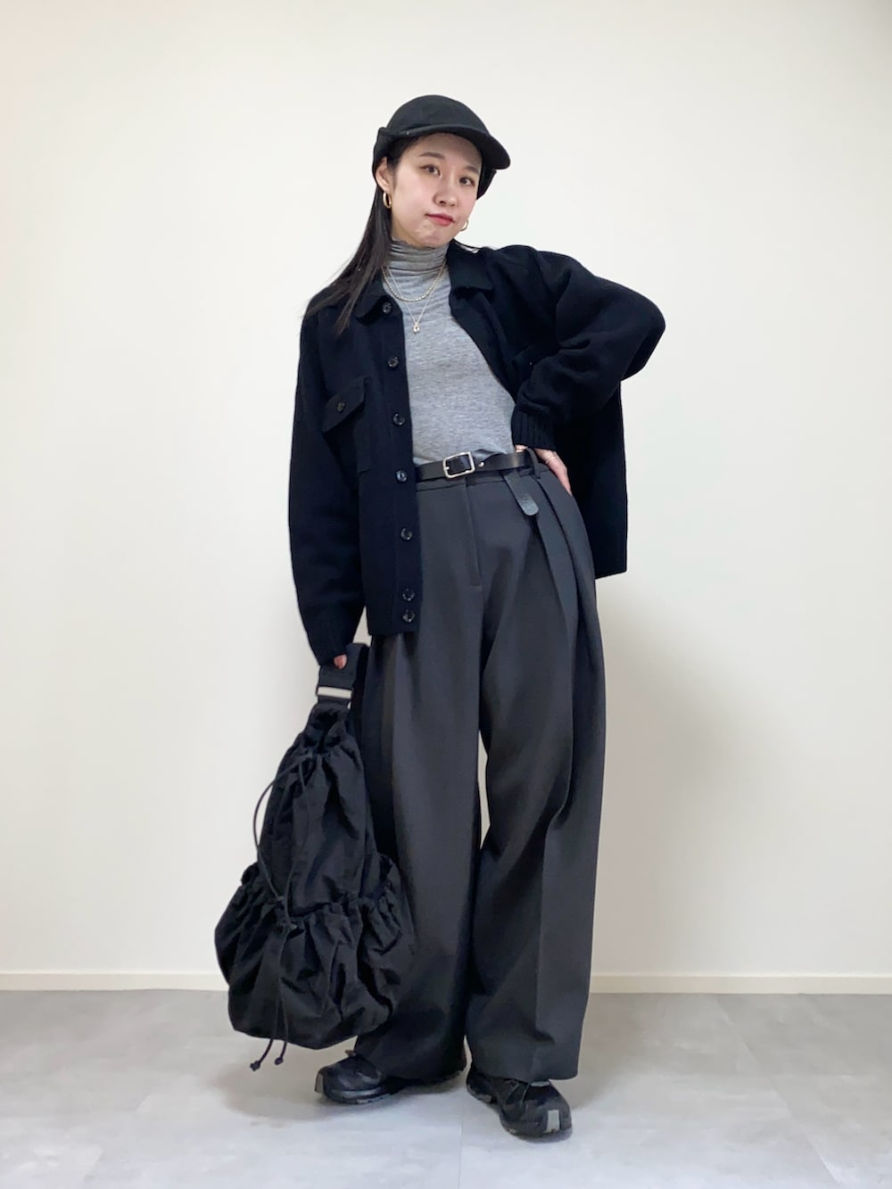 ブラック系のジャケット/アウター、グレー系のTシャツ/カットソー、グレー系のその他パンツを着用したレディースの冬コーディネートの3枚目の写真