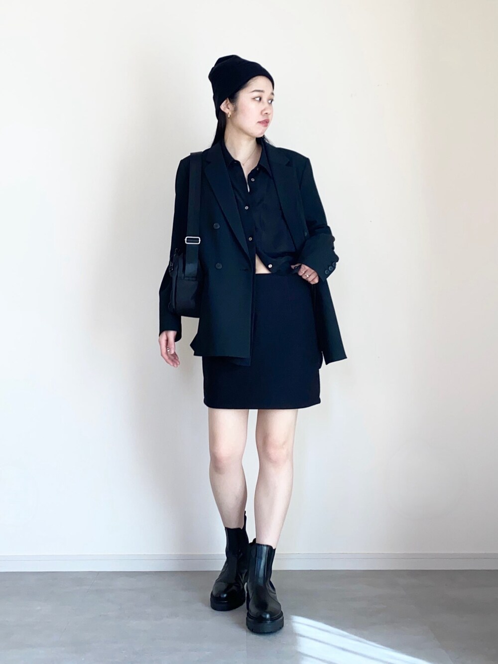 ブラック系のテーラードジャケット、ブラック系のシャツ/ブラウス、ブラック系のスカートを着用したレディースの春コーディネートの2枚目の写真