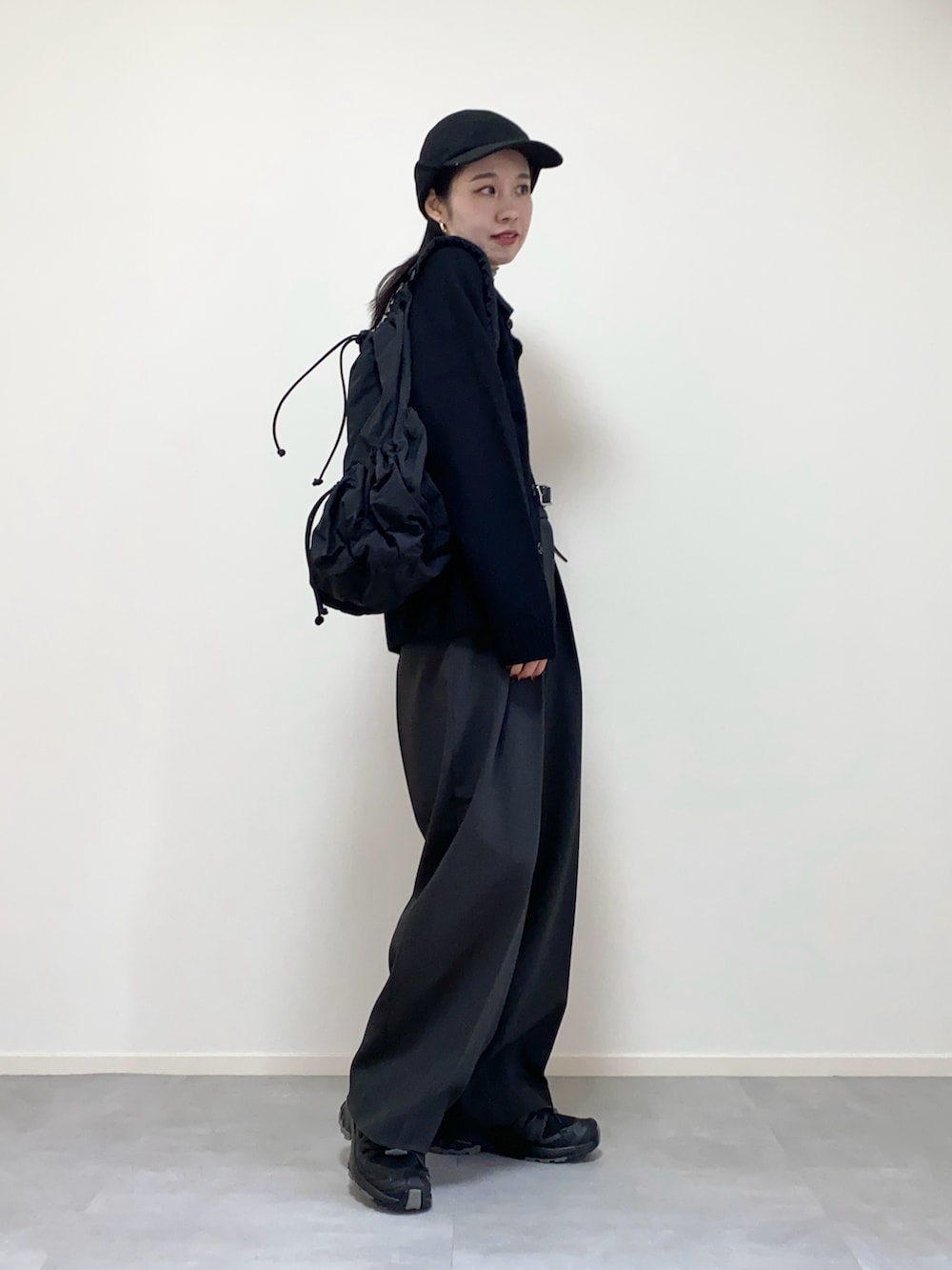 ブラック系のジャケット/アウター、グレー系のTシャツ/カットソー、グレー系のその他パンツを着用したレディースの冬コーディネートの2枚目の写真