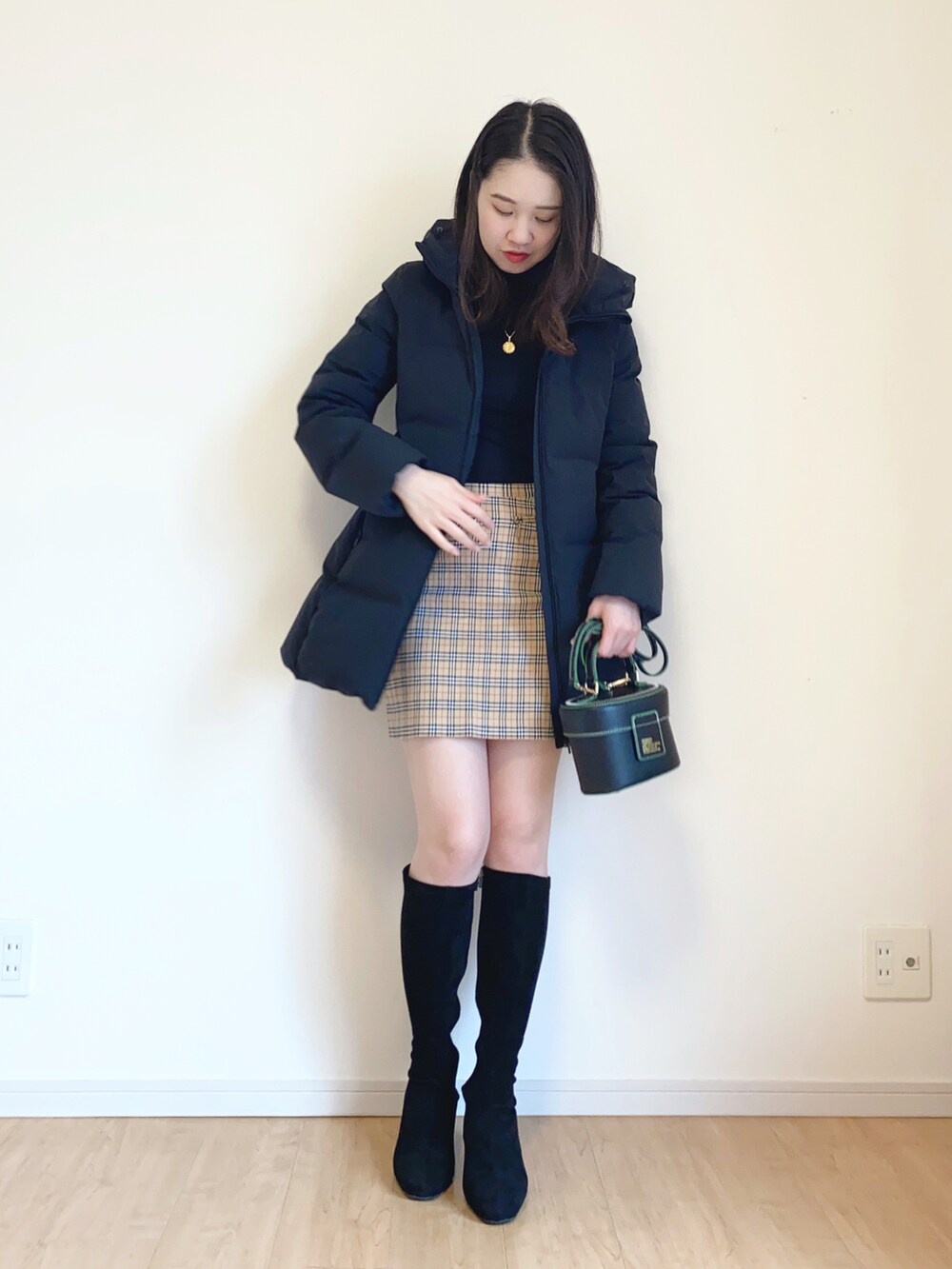 ブラック系のダウンジャケット/コート、ブラック系のショルダーバッグを着用したレディースの冬コーディネートの3枚目の写真