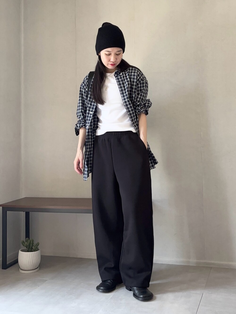 「やっぱり帽子が好き、アメカジ、柄シャツ、モノトーン、ワイドパンツ、UNIQLO、プチプラ、雨の日コーデ、白Tシャツ、チェック、チェックシャツ、ビーニー、スウェットパンツ、お出かけコーデ、シャツスタイル」｜「wee9sのbuddy beanie / オールシーズン使えるマルチウェイバディビーニー,ニット帽（ニットキャップ/ビーニー、ブラック系）」を使った、ひなさん（レディース・165cm）の春コーディネートの3枚目の写真