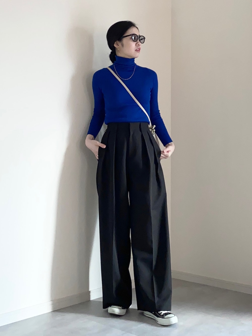 ブルー系のニット/セーター、ブラック系のスウェット、ブラック系のその他パンツを着用したレディースの秋コーディネートの2枚目の写真