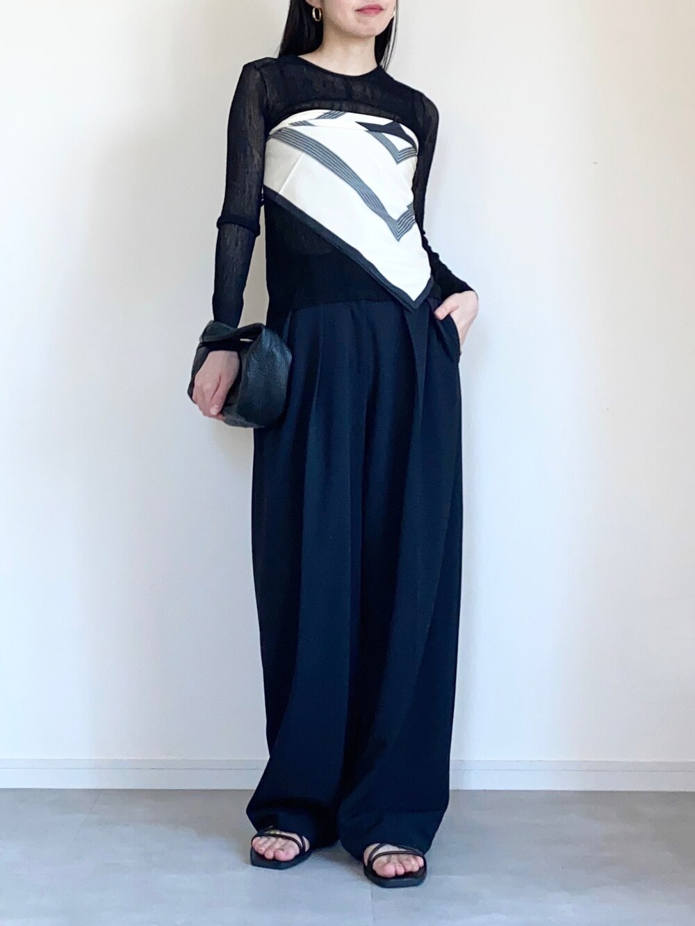 ブラック系のTシャツ/カットソー、ブラック系のその他パンツ、ブラック系のサンダルを着用したレディースの夏コーディネートの2枚目の写真