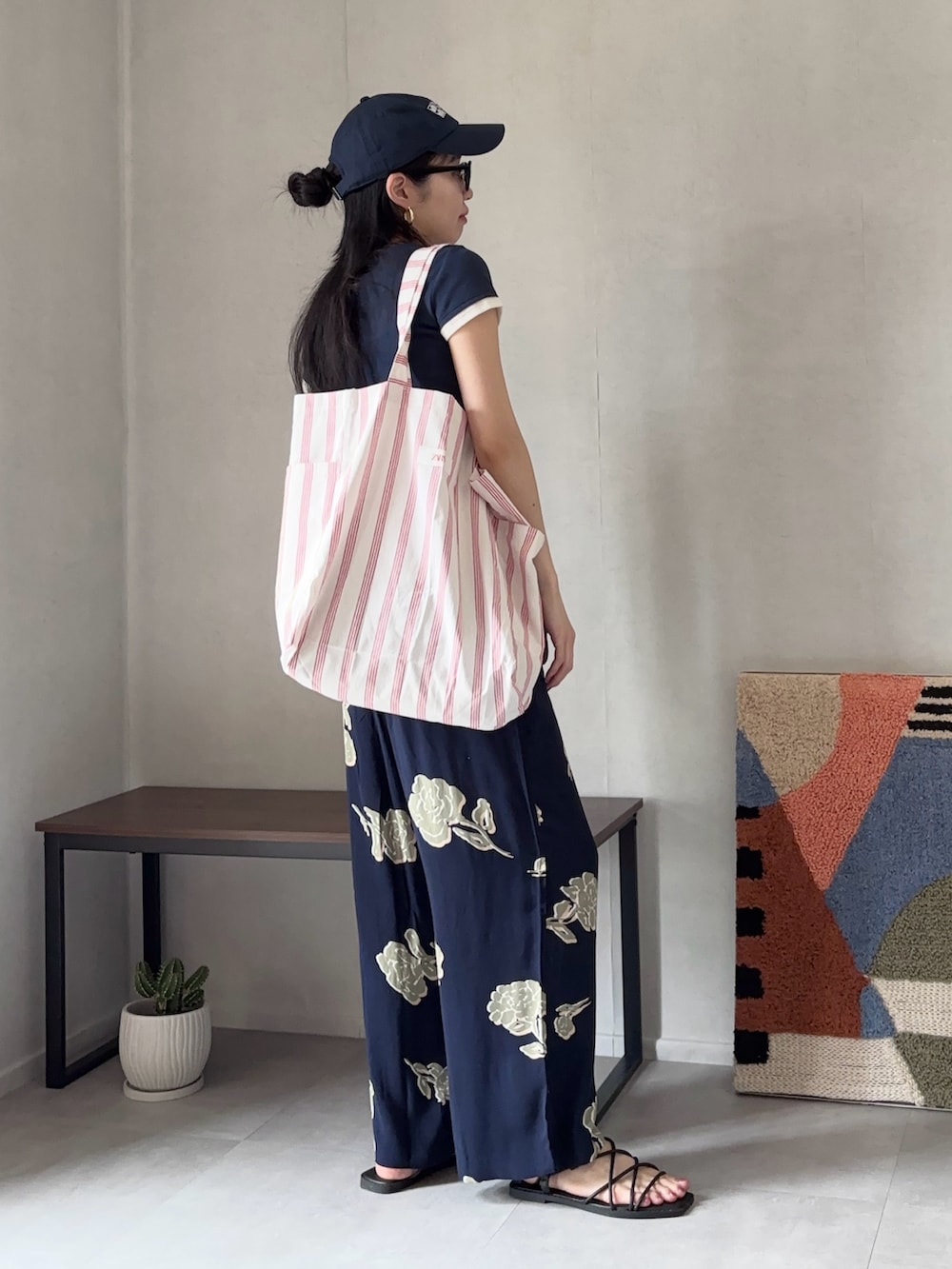 「Tシャツ、UNIQLO、ZARA、プチプラ、トートバッグ、ストライプ、キャップ、サングラス、サンダル、お出かけコーデ、シアートップス、休日スタイル、シンプルコーデ、春夏コーデ、スポーツミックス」｜「ZARAのアイテム（Tシャツ/カットソー、グレー系）」を使った、ひなさん（レディース・165cm）の春コーディネートの4枚目の写真