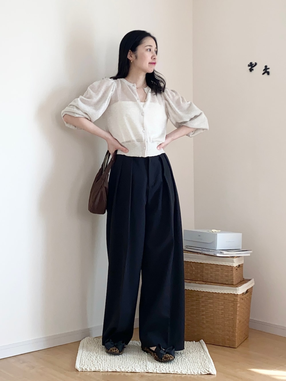 ホワイト系のカーディガン/ボレロ、その他のバレエシューズ、ブラック系のその他パンツを着用したレディースの秋コーディネートの2枚目の写真