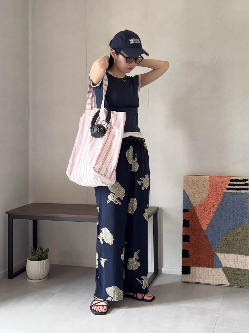 「Tシャツ、UNIQLO、ZARA、プチプラ、トートバッグ、ストライプ、キャップ、サングラス、サンダル、お出かけコーデ、シアートップス、休日スタイル、シンプルコーデ、春夏コーデ、スポーツミックス」｜「ZARAのアイテム（Tシャツ/カットソー、グレー系）」を使った、ひなさん（レディース・165cm）の春コーディネートの2枚目の写真