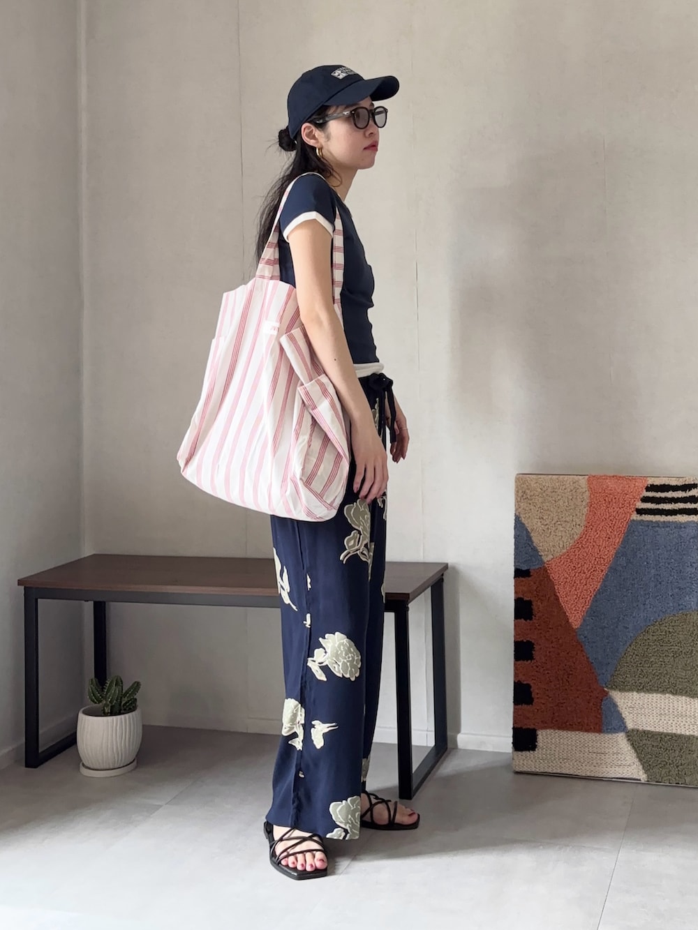 「Tシャツ、UNIQLO、ZARA、プチプラ、トートバッグ、ストライプ、キャップ、サングラス、サンダル、お出かけコーデ、シアートップス、休日スタイル、シンプルコーデ、春夏コーデ、スポーツミックス」｜「ZARAのアイテム（Tシャツ/カットソー、グレー系）」を使った、ひなさん（レディース・165cm）の春コーディネートの3枚目の写真
