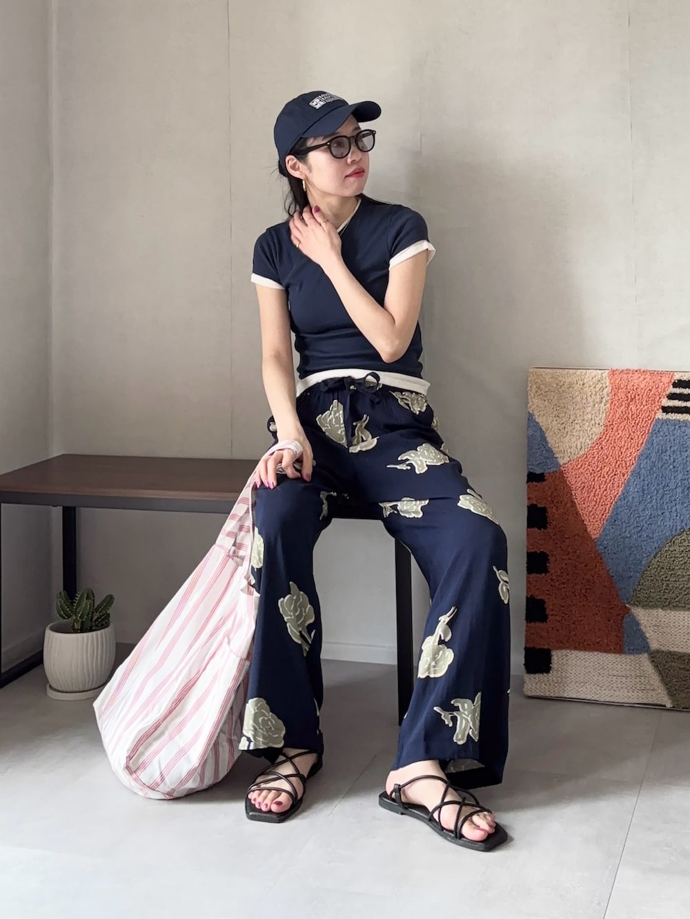 「Tシャツ、UNIQLO、ZARA、プチプラ、トートバッグ、ストライプ、キャップ、サングラス、サンダル、お出かけコーデ、シアートップス、休日スタイル、シンプルコーデ、春夏コーデ、スポーツミックス」｜「ZARAのアイテム（Tシャツ/カットソー、グレー系）」を使った、ひなさん（レディース・165cm）の春コーディネートの5枚目の写真