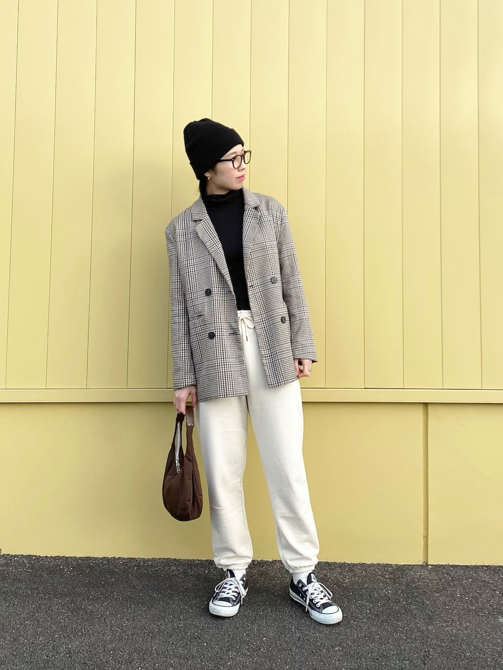 ブラウン系のジャケット/アウター、ホワイト系のスウェットパンツ、ブラック系のスニーカーを着用したレディースの冬コーディネートの3枚目の写真