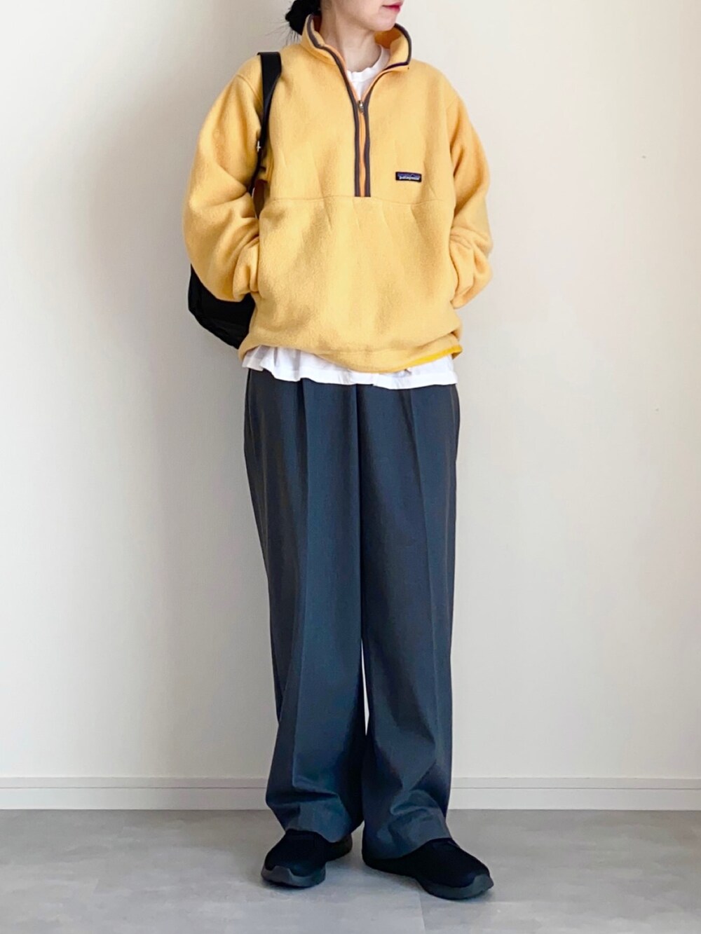 「ファッションを楽しもう、冬コーデ、秋冬コーデ、古着MIX、ストリート、スポーツミックス、アウトドアスタイル、カジュアルコーデ、プチプラ、アウター、フリース、ハーフジップ、ショルダーバッグ、スニーカー、韓国ファッション」｜「patagoniaのアイテム（ジャケット/アウター、イエロー系）」を使った、ひなさん（骨格ウェーブ・レディース・164cm）の秋コーディネートの2枚目の写真