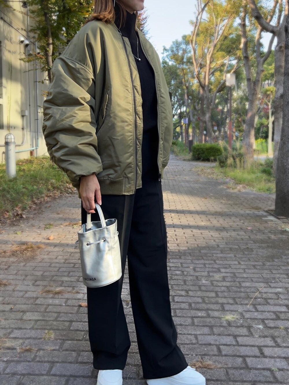 「秋服コーデ、大人カジュアル、秋冬、タートルニット、ワイドパンツ、MA-1、オーバーサイズ、スニーカー、ワントーンコーデ、オトナ女子、ラクチンコーデ、ラフコーデ、ゆったりコーデ、大人女子、モノトーン」｜「PLSTのアイテム（ニット/セーター、ブラック系）」を使った、Ameri★さん（レディース・164cm）の秋コーディネートの2枚目の写真