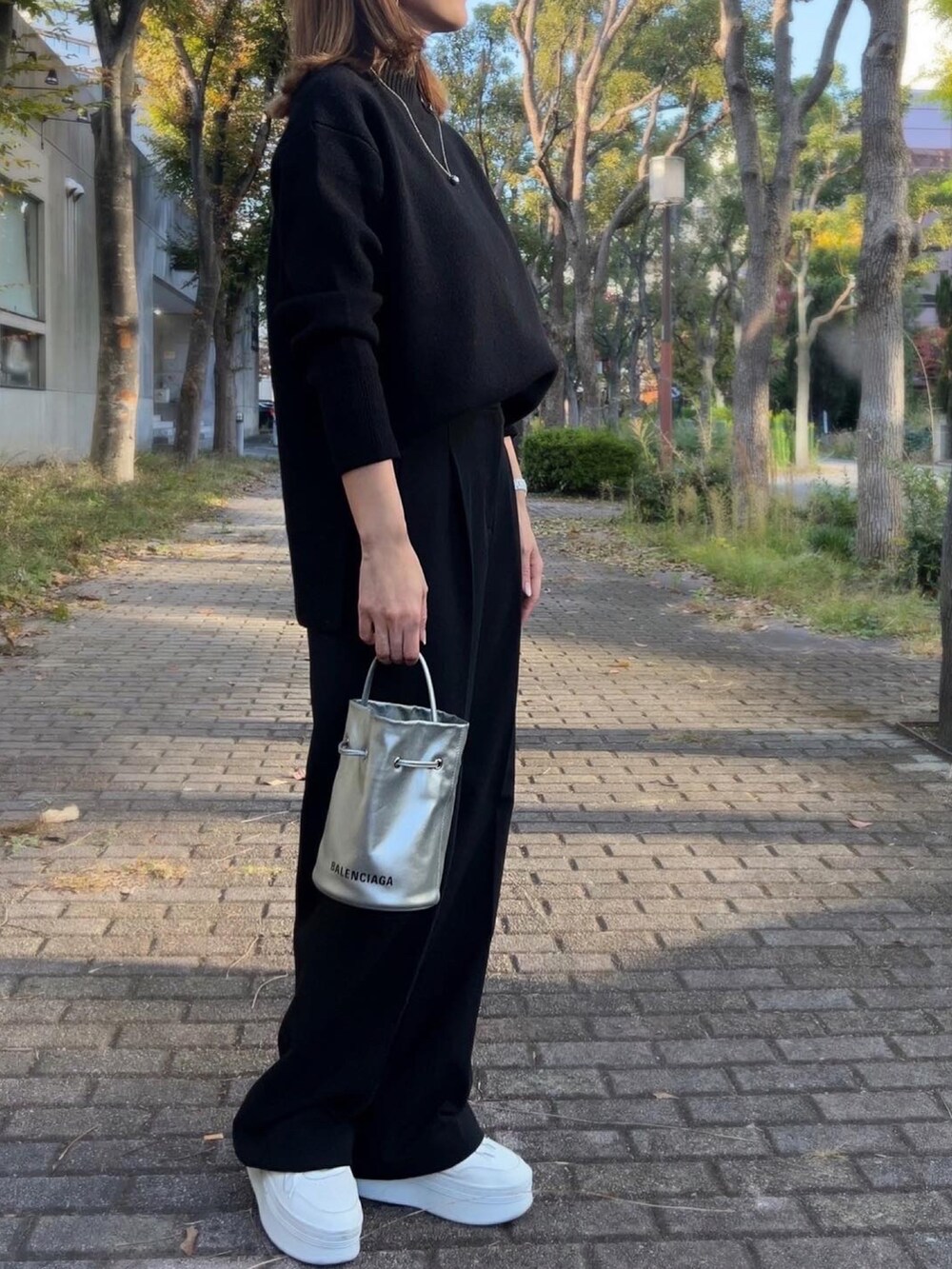 「秋服コーデ、大人カジュアル、秋冬、タートルニット、ワイドパンツ、MA-1、オーバーサイズ、スニーカー、ワントーンコーデ、オトナ女子、ラクチンコーデ、ラフコーデ、ゆったりコーデ、大人女子、モノトーン」｜「PLSTのアイテム（ニット/セーター、ブラック系）」を使った、Ameri★さん（レディース・164cm）の秋コーディネートの3枚目の写真