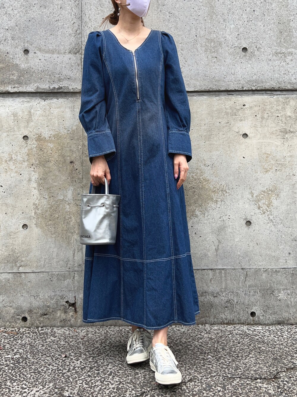 「オトナ女子、休日コーデ、春服コーデ、カジュアルコーデ、ラクチンコーデ、春色、スニーカーコーデ、オトナカワイイ、春カラー、デニムワンピース、デニム、デートコーデ、大人カジュアル、グリーン、ロングワンピース」｜「URBAN RESEARCH Sonny LabelのVネックフィットデニムドレスワンピース（ワンピース、ブルー系）」を使った、Ameri★さん（レディース・164cm）の春コーディネートの2枚目の写真