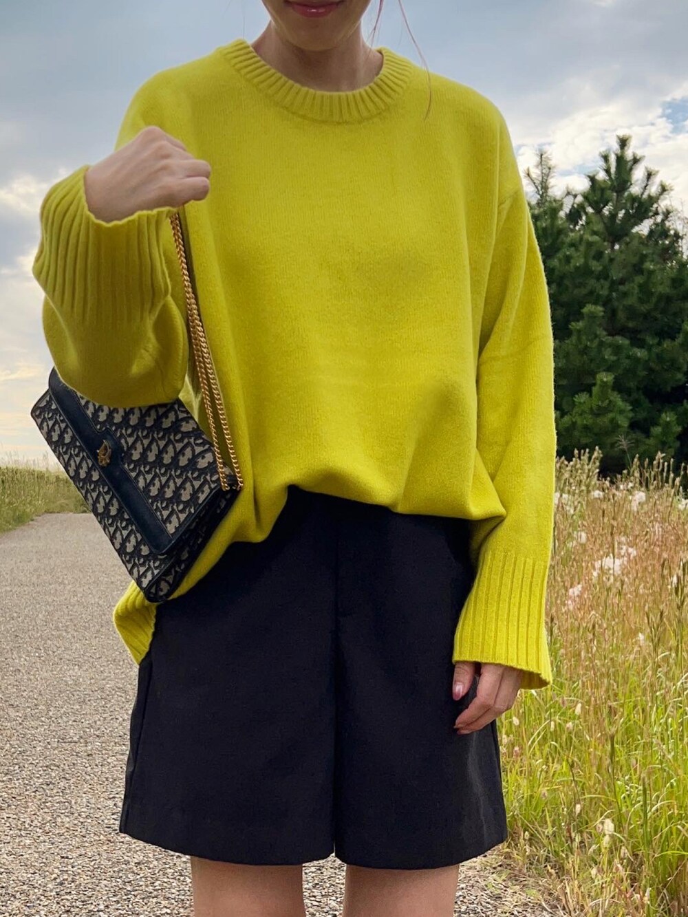 「秋服コーデ、休日コーデ、秋服、お出かけコーデ、ブーツスタイル、ママファッション、ショートパンツ、イエロー、ニット、オーバーサイズ、骨格ストレート、デートスタイル（WOMEN）」｜「BARNYARDSTORMのBARNYARDSTORM / 【WEB限定カラー展開】クルーAQUAニット（ニット/セーター、イエロー系）」を使った、Ameri★さん（レディース・164cm）の秋コーディネートの2枚目の写真