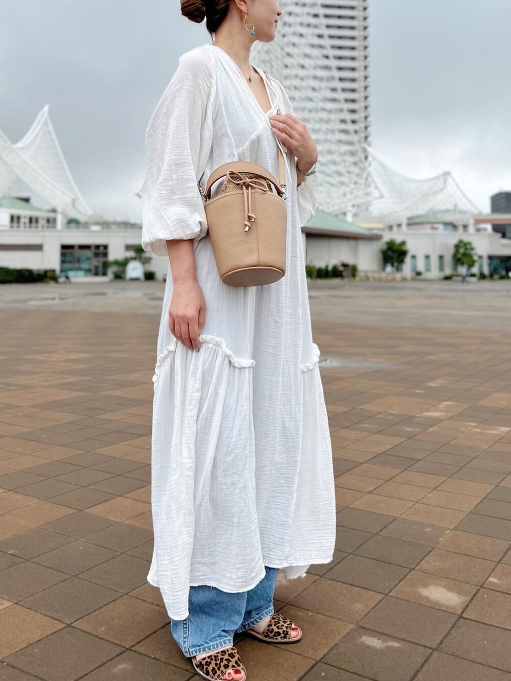 「初夏コーデ、シャツスタイル、リラックススタイル、ボリューム袖、ビッグシルエット、プチプラコーデ、大人カジュアル、休日コーデ、ホワイト、ワイドデニム、春夏コーデ、ロングワンピース、きれいめカジュアル、ママコーデ、ゆるコーデ」｜「enfasのアイテム（ショルダーバッグ、ブラウン系）」を使った、Ameri★さん（レディース・164cm）の春コーディネートの2枚目の写真