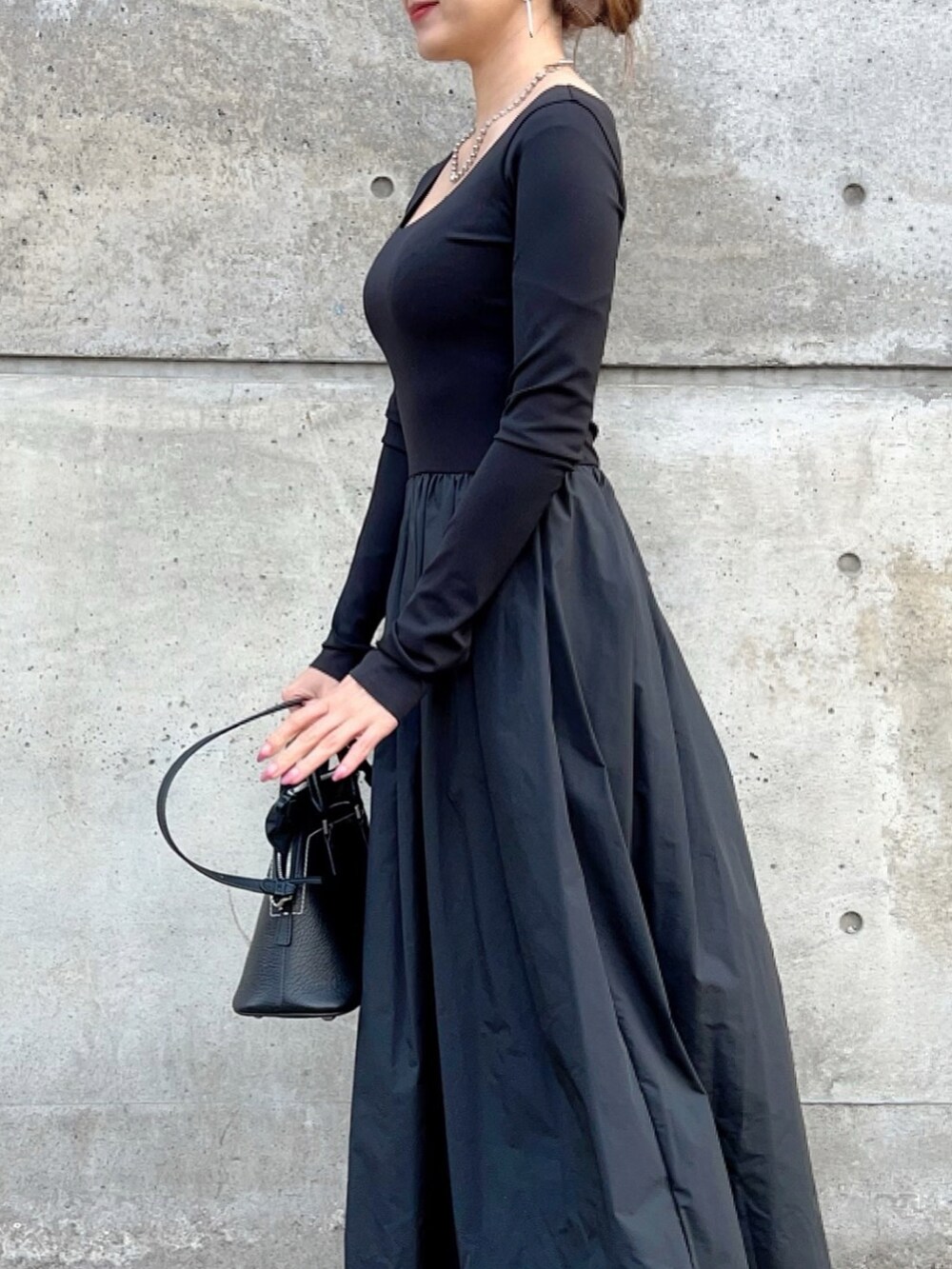 「きれいめカジュアル、春服、シンプルコーデ、厚底シューズ、大人コーデ、大人カジュアル、オールブラック、ライダース、モノトーン、スニーカーコーデ、デート、ママコーデ、ロングワンピース、ワントーンコーデ、キレイめ」｜「beautiful peopleのbeautiful people VINTAGE LEATHER RIDERS JACKKET（ライダースジャケット、ブラック系）」を使った、Ameri★さん（レディース・164cm）の春コーディネートの3枚目の写真