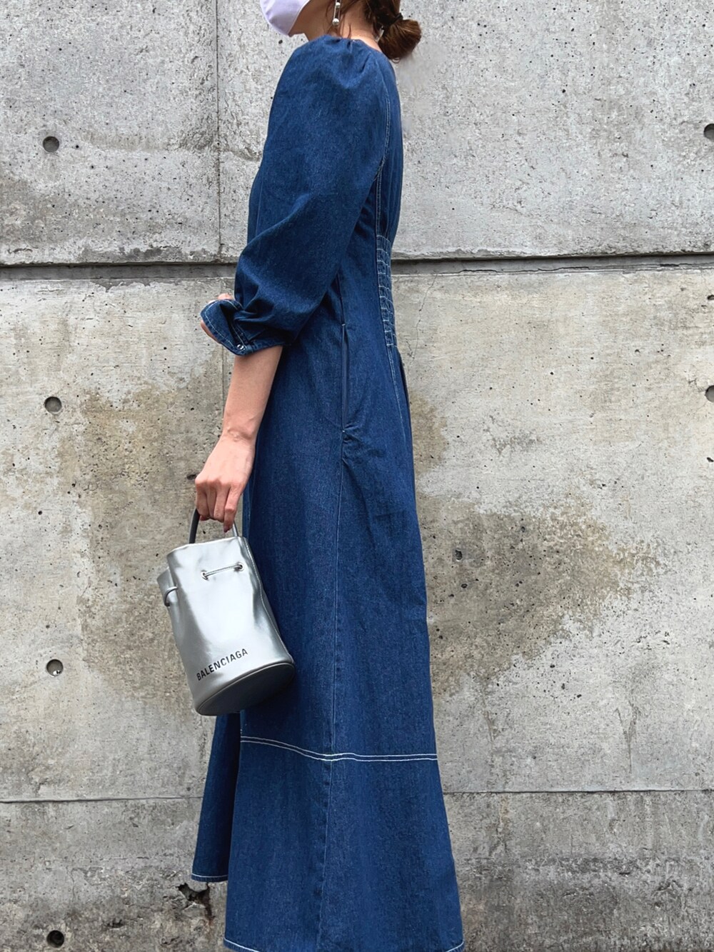 「オトナ女子、休日コーデ、春服コーデ、カジュアルコーデ、ラクチンコーデ、春色、スニーカーコーデ、オトナカワイイ、春カラー、デニムワンピース、デニム、デートコーデ、大人カジュアル、グリーン、ロングワンピース」｜「URBAN RESEARCH Sonny LabelのVネックフィットデニムドレスワンピース（ワンピース、ブルー系）」を使った、Ameri★さん（レディース・164cm）の春コーディネートの3枚目の写真