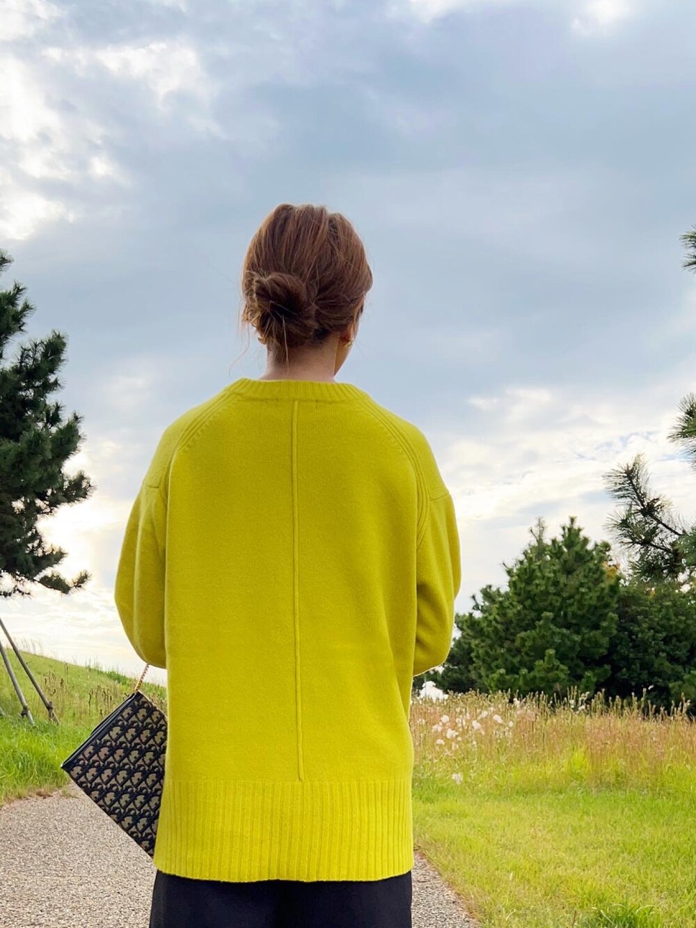 「秋服コーデ、休日コーデ、秋服、お出かけコーデ、ブーツスタイル、ママファッション、ショートパンツ、イエロー、ニット、オーバーサイズ、骨格ストレート、デートスタイル（WOMEN）」｜「BARNYARDSTORMのBARNYARDSTORM / 【WEB限定カラー展開】クルーAQUAニット（ニット/セーター、イエロー系）」を使った、Ameri★さん（レディース・164cm）の秋コーディネートの3枚目の写真