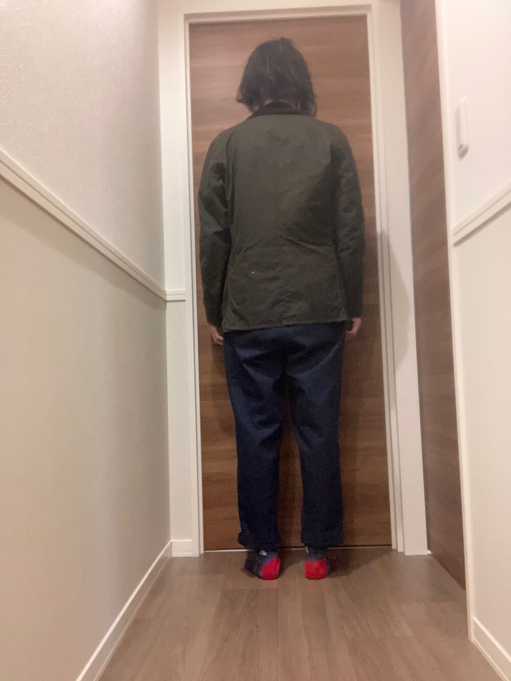 グリーン系のジャケット/アウター、ブルー系のチノパンツを着用したメンズの秋コーディネートの3枚目の写真