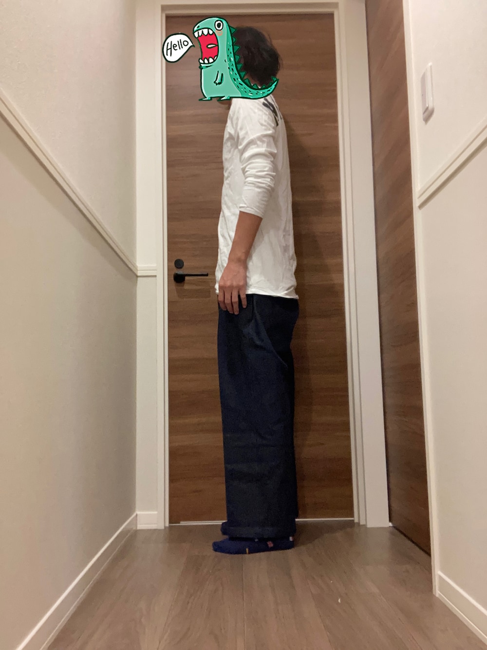 ホワイト系のTシャツ/カットソー、ブルー系のチノパンツを着用したメンズの秋コーディネートの2枚目の写真