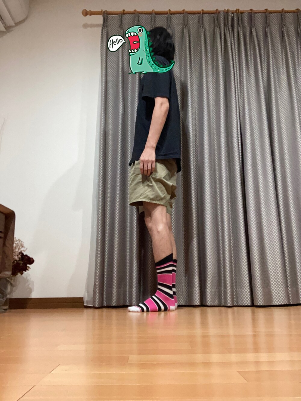 ブラック系のTシャツ/カットソー、ベージュ系のパンツを着用したメンズの夏コーディネートの2枚目の写真