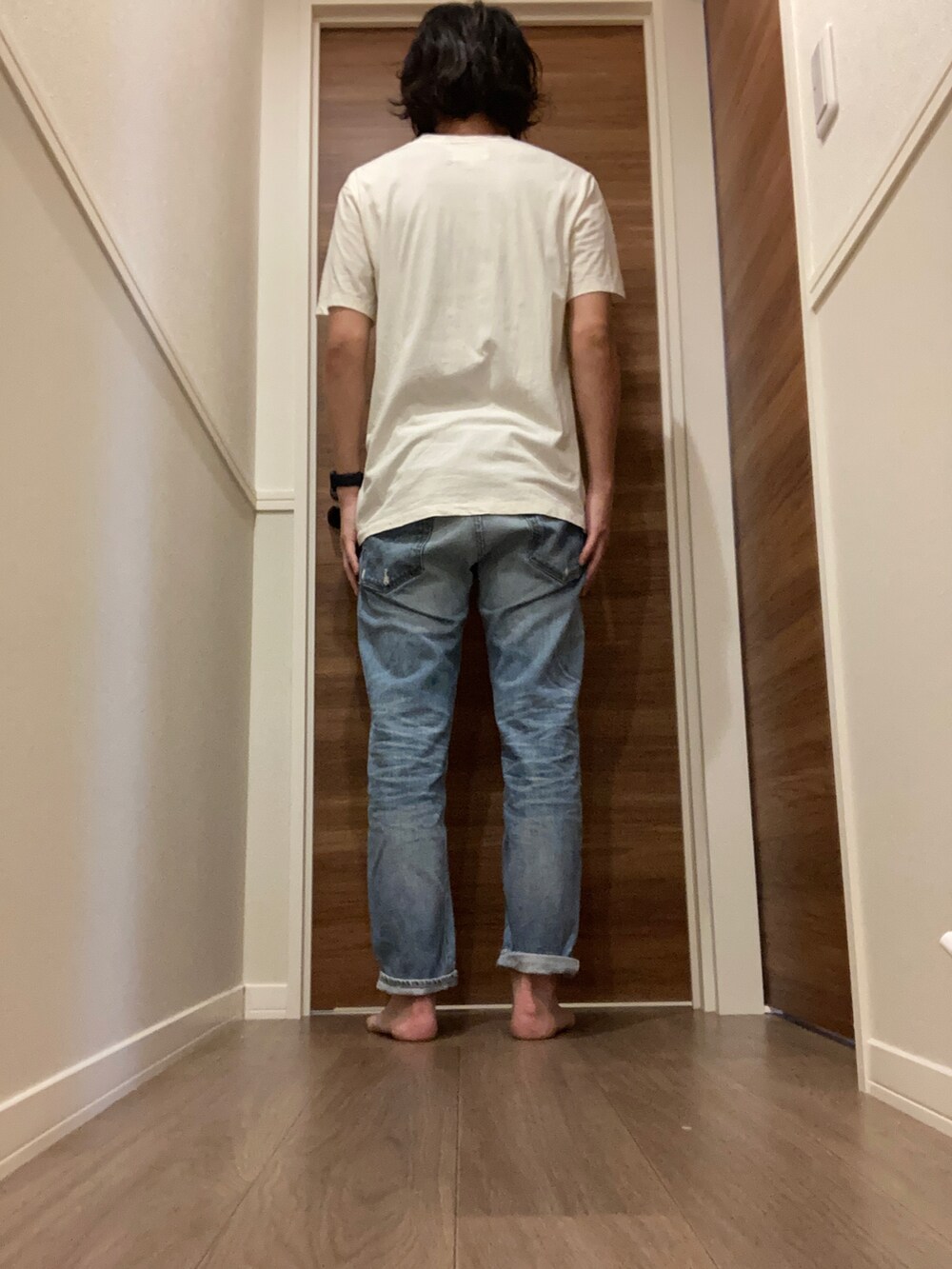ベージュ系のTシャツ/カットソー、ブルー系のデニムパンツを着用したメンズの夏コーディネートの3枚目の写真