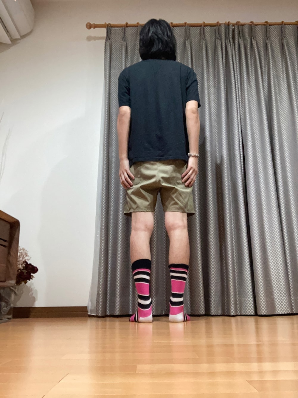 ブラック系のTシャツ/カットソー、ベージュ系のパンツを着用したメンズの夏コーディネートの3枚目の写真