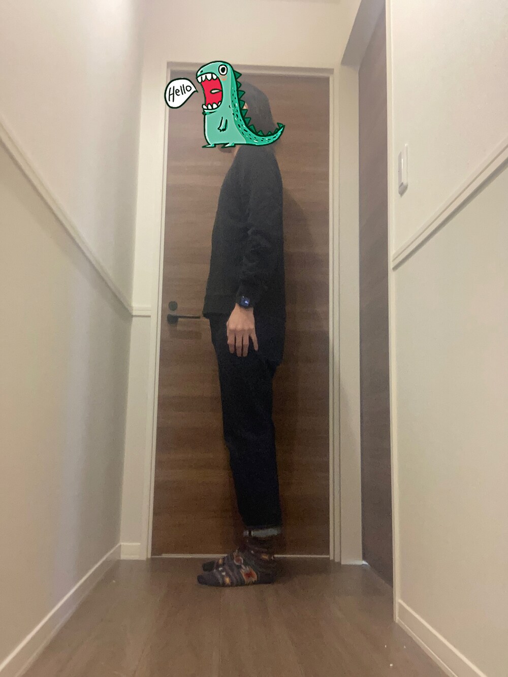 ブラック系のスウェット、ブルー系のデニムパンツを着用したメンズの冬コーディネートの2枚目の写真