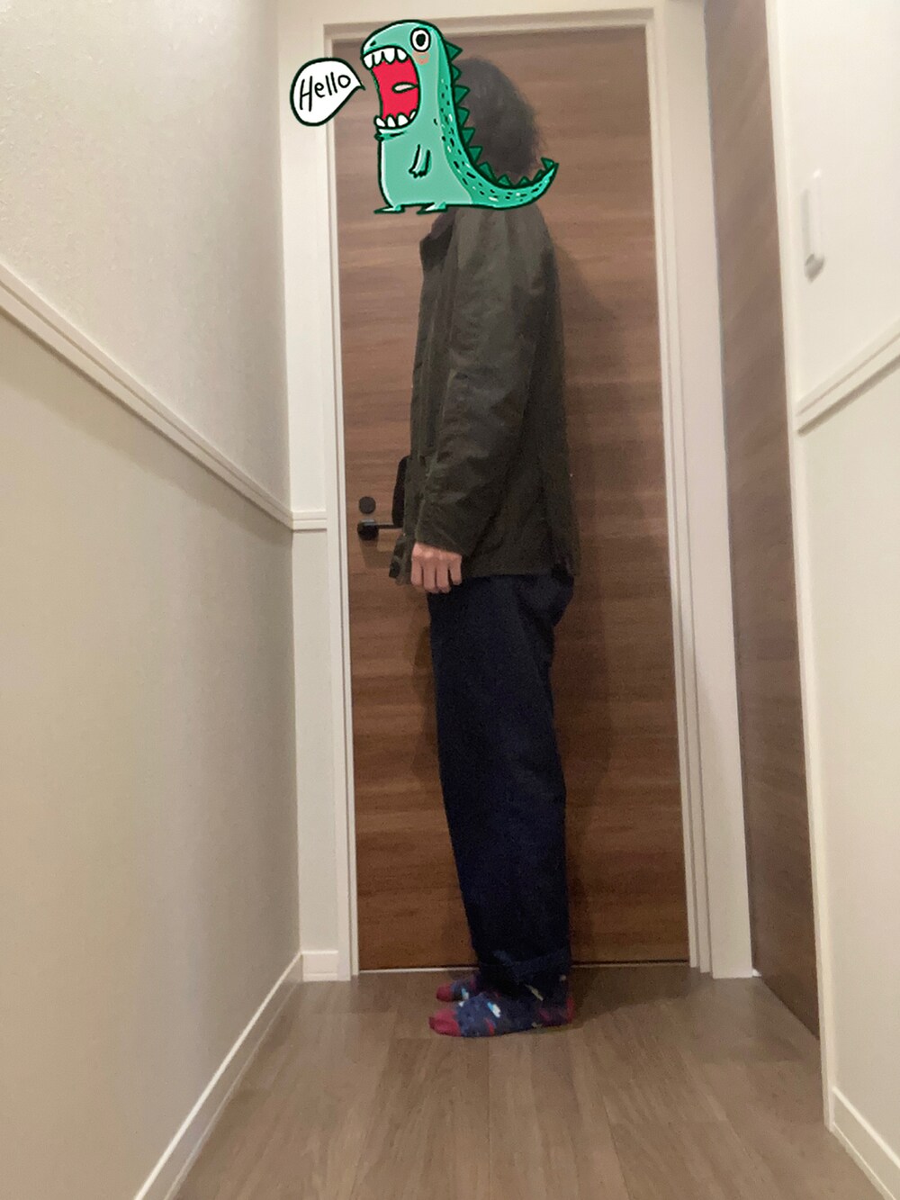 グリーン系のジャケット/アウター、ブルー系のチノパンツを着用したメンズの秋コーディネートの2枚目の写真