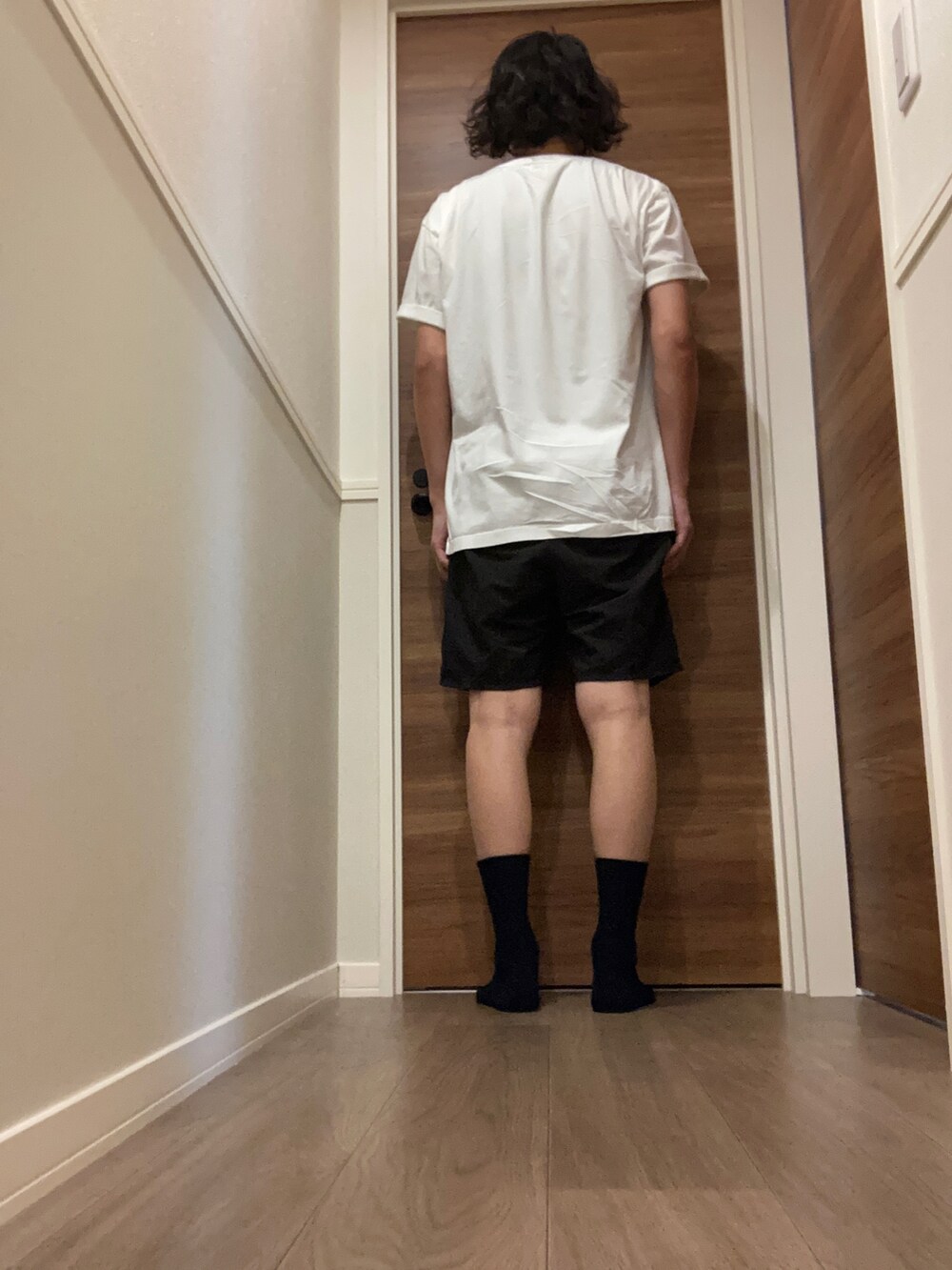 ホワイト系のTシャツ/カットソー、ブラック系のその他パンツを着用したメンズの秋コーディネートの3枚目の写真