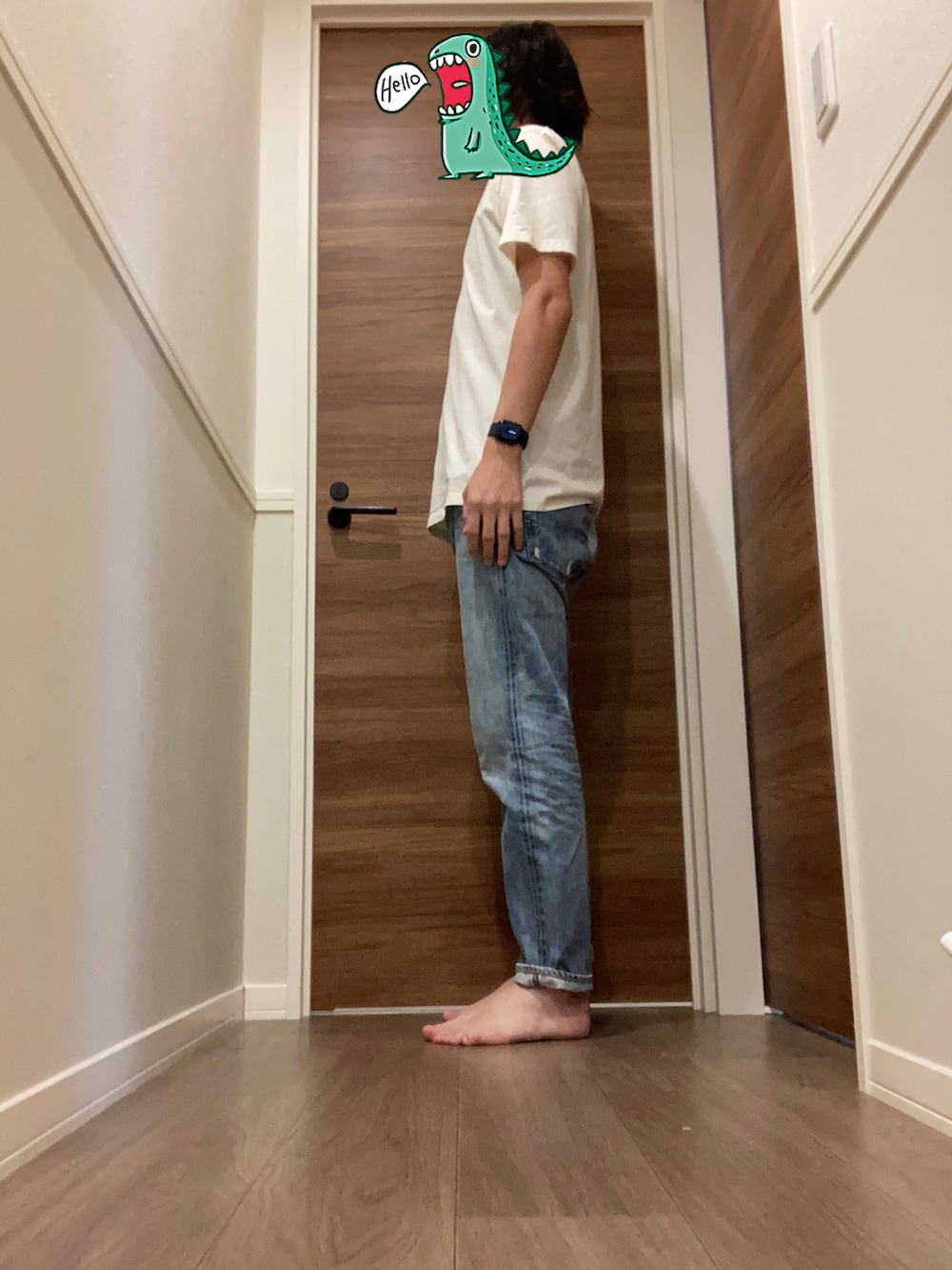 ベージュ系のTシャツ/カットソー、ブルー系のデニムパンツを着用したメンズの夏コーディネートの2枚目の写真