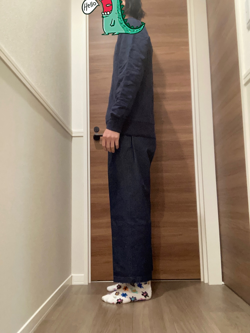 ブルー系のスウェット、ブルー系のチノパンツを着用したメンズの秋コーディネートの2枚目の写真