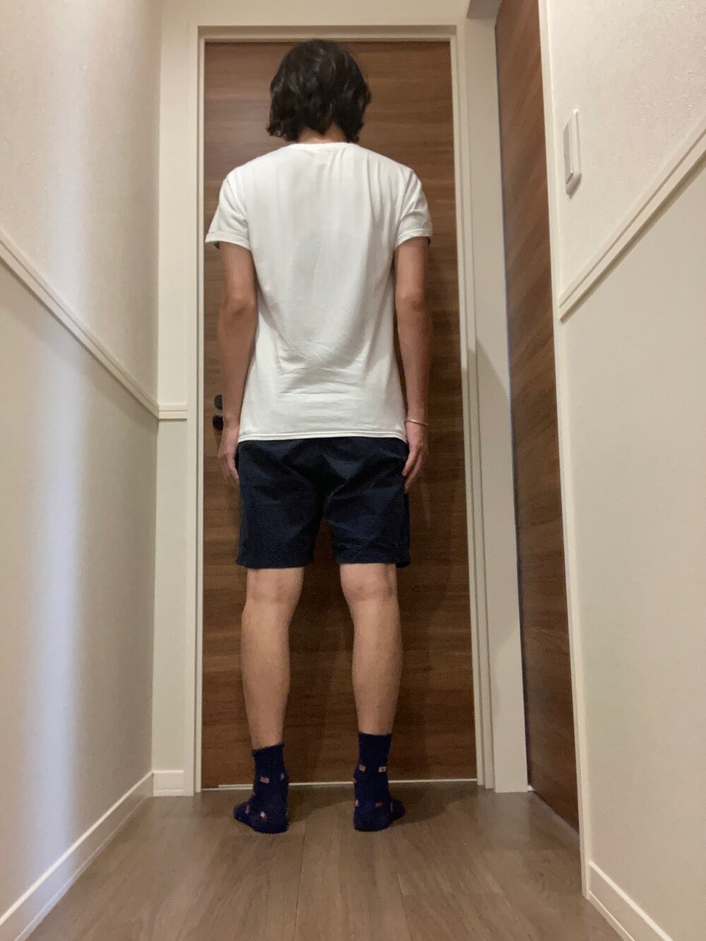 ホワイト系のTシャツ/カットソー、ブラック系のパンツを着用したメンズの夏コーディネートの3枚目の写真