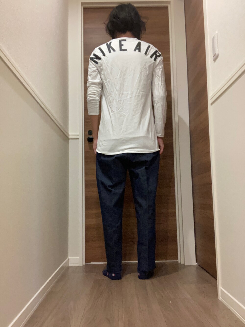 ホワイト系のTシャツ/カットソー、ブルー系のチノパンツを着用したメンズの秋コーディネートの3枚目の写真