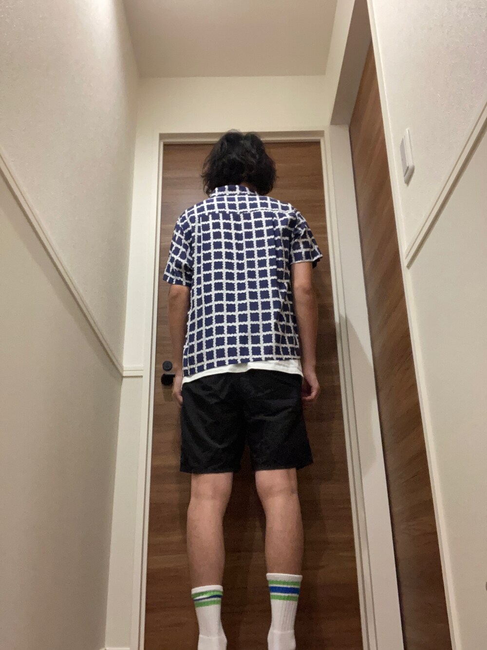 ブラック系のその他パンツ、ブルー系のシャツ/ブラウスを着用したメンズの夏コーディネートの3枚目の写真