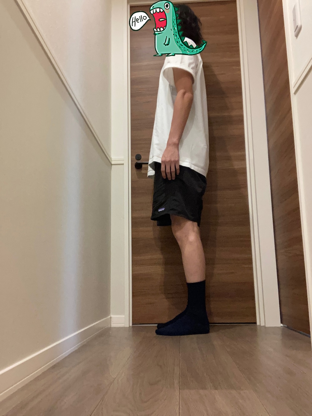 ホワイト系のTシャツ/カットソー、ブラック系のその他パンツを着用したメンズの秋コーディネートの2枚目の写真