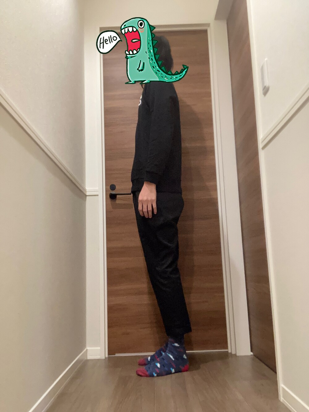 ブラック系のスウェット、ブラック系のチノパンツを着用したメンズの秋コーディネートの2枚目の写真