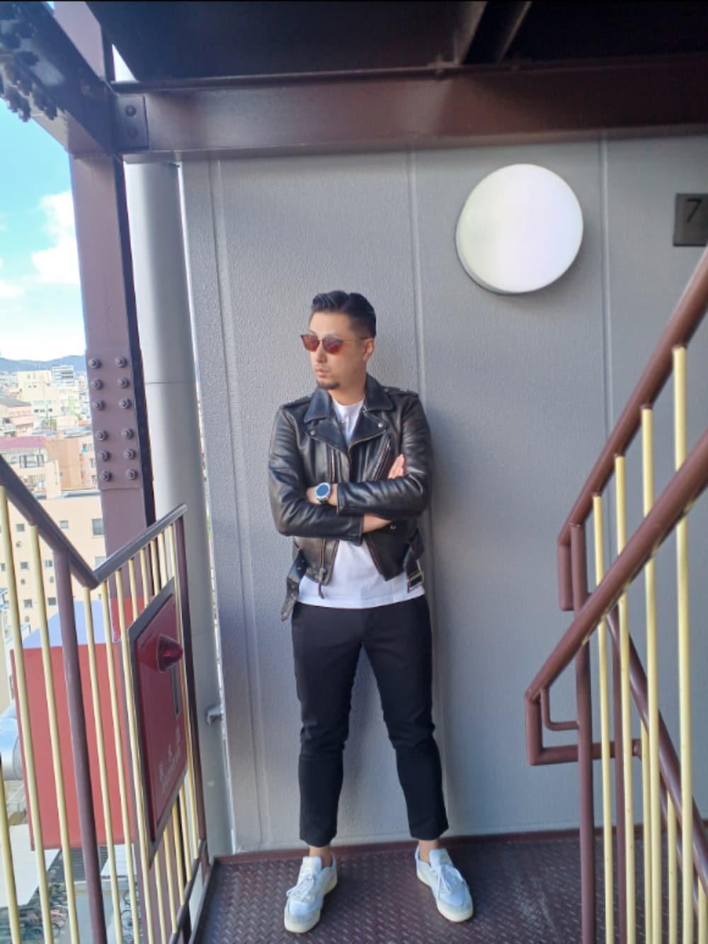 ホワイト系のTシャツ/カットソー、ホワイト系のスニーカーを着用したメンズの冬コーディネートの2枚目の写真