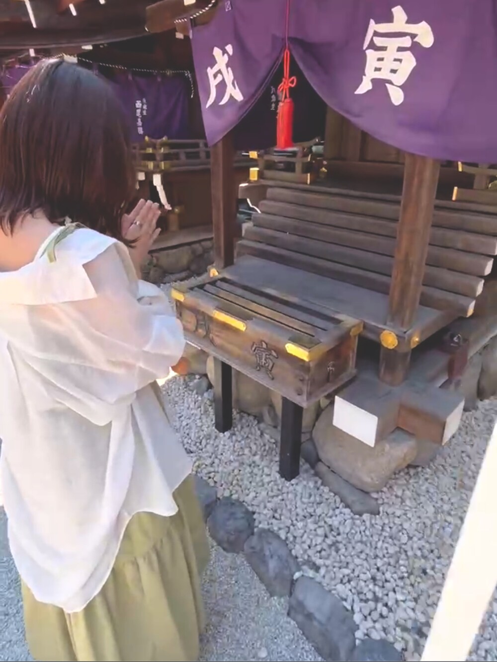 グリーン系のワンピース、ホワイト系のキャミソールを着用したレディースの夏コーディネートの2枚目の写真