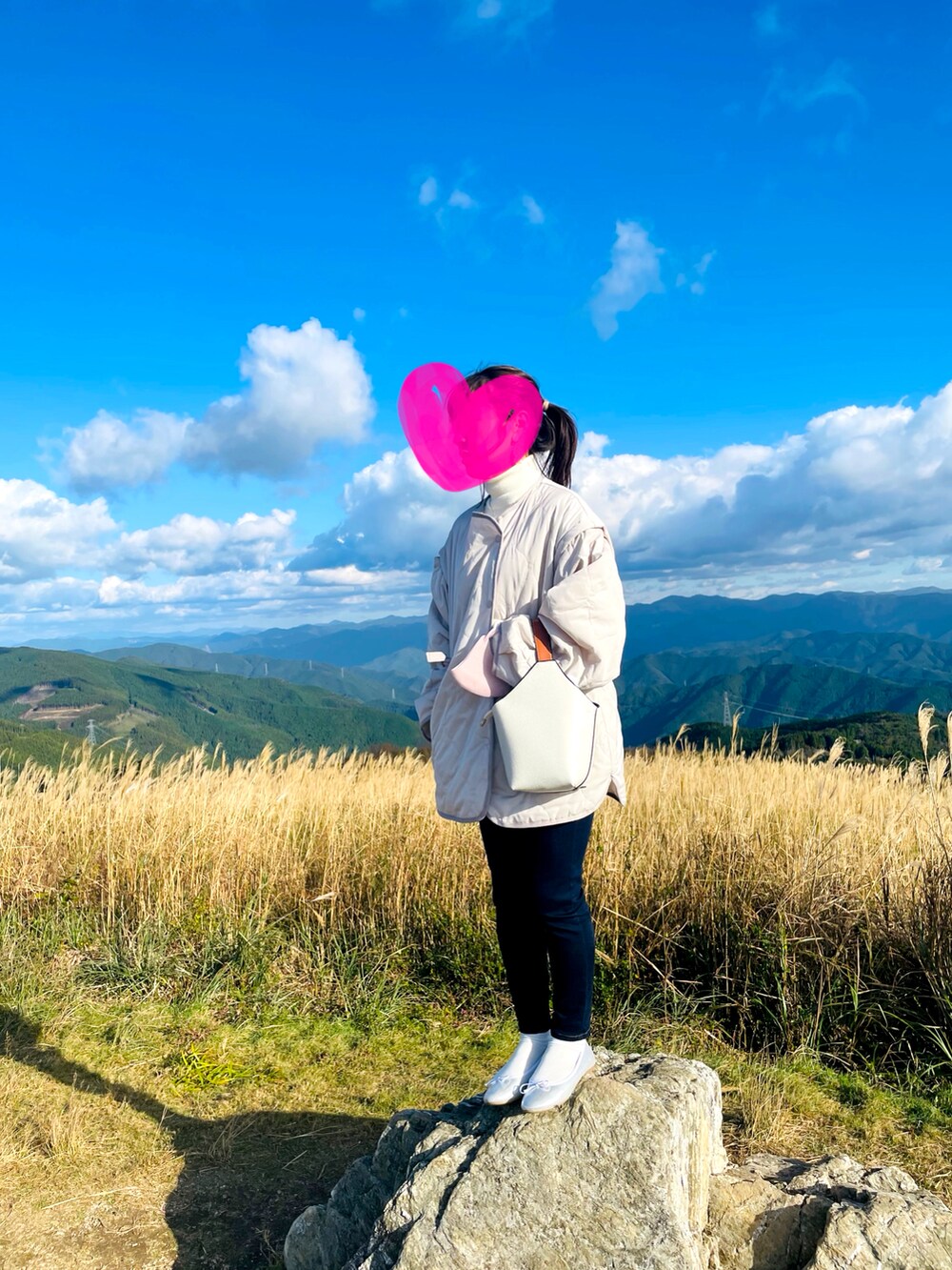 ベージュ系のノーカラージャケット、ブルー系のデニムパンツ、シルバー系のバレエシューズを着用したレディースの秋コーディネートの2枚目の写真