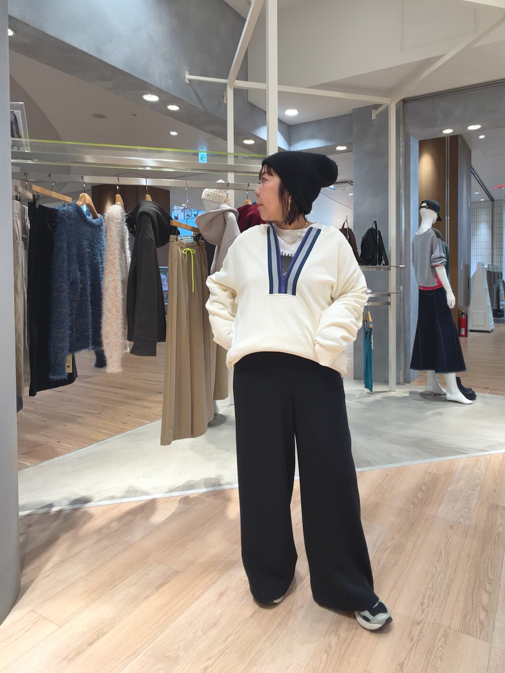 ホワイト系のスウェットを着用したレディースの秋コーディネートの2枚目の写真