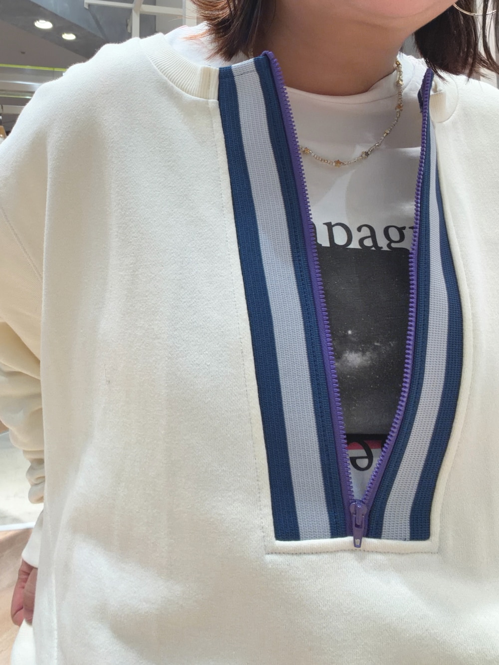 ホワイト系のスウェットを着用したレディースの秋コーディネートの3枚目の写真