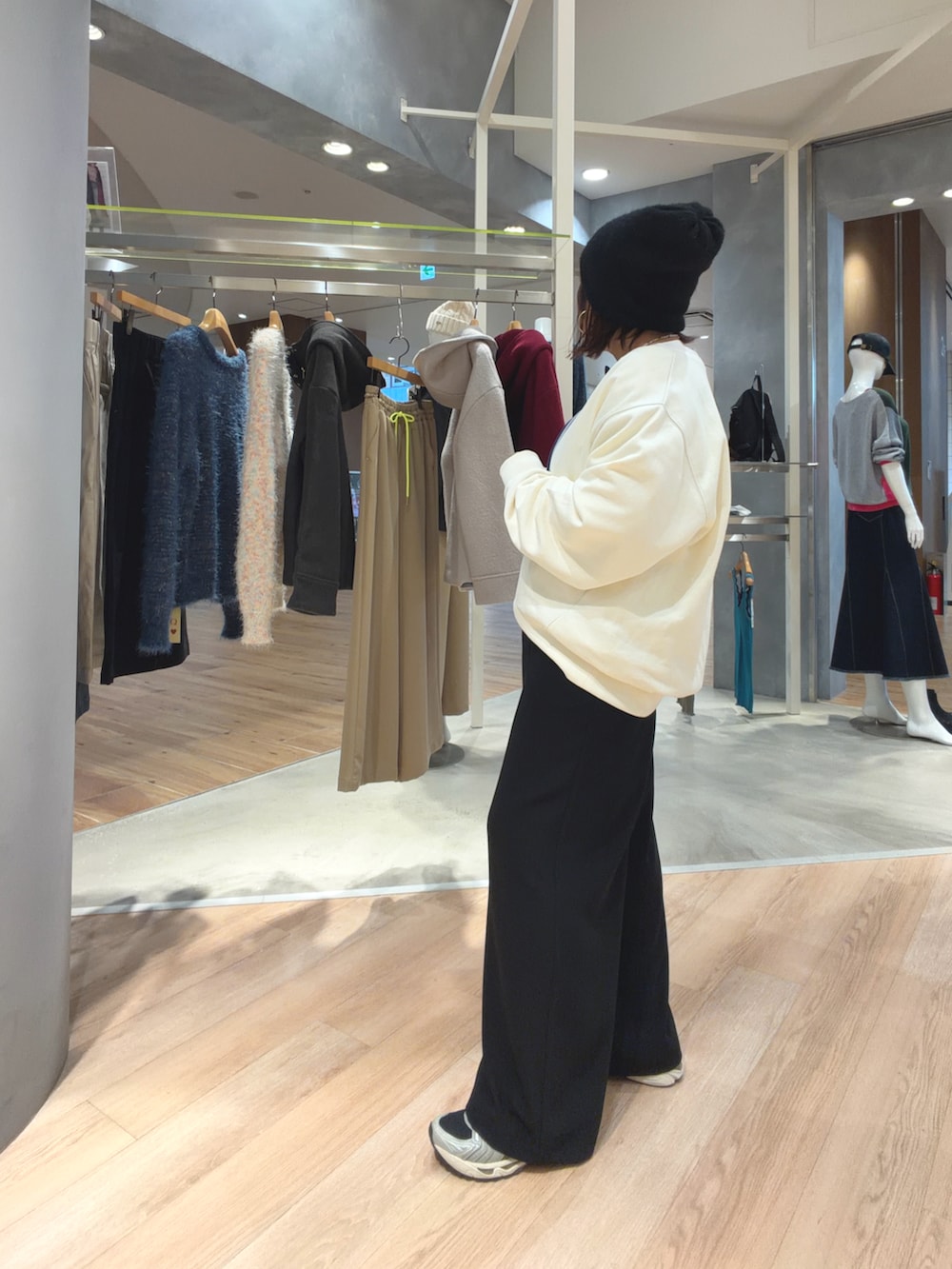 ホワイト系のスウェットを着用したレディースの秋コーディネートの4枚目の写真