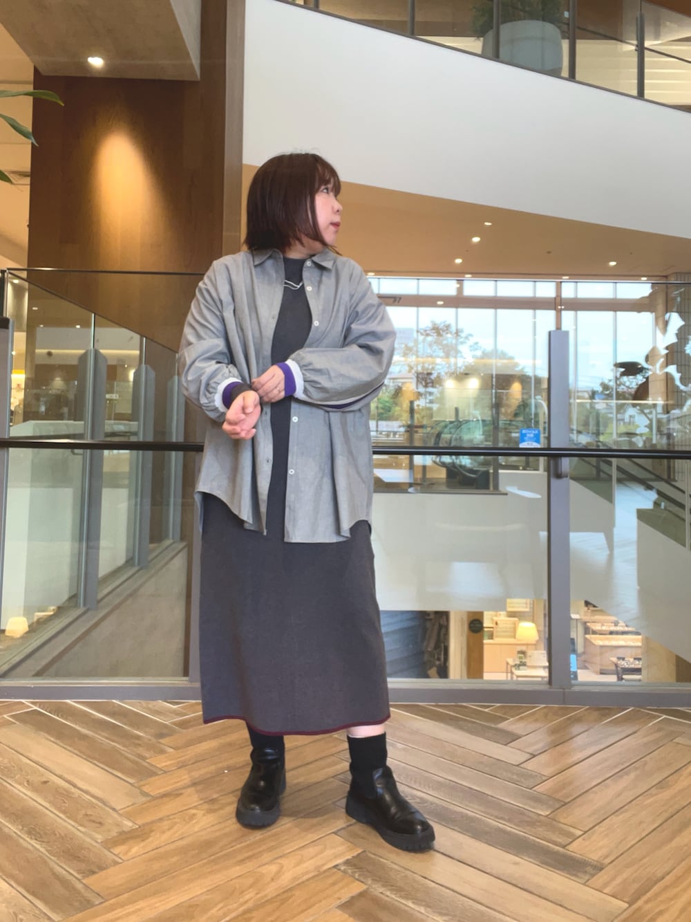 グレー系のワンピース、グレー系のシャツ/ブラウスを着用したレディースの秋コーディネートの2枚目の写真