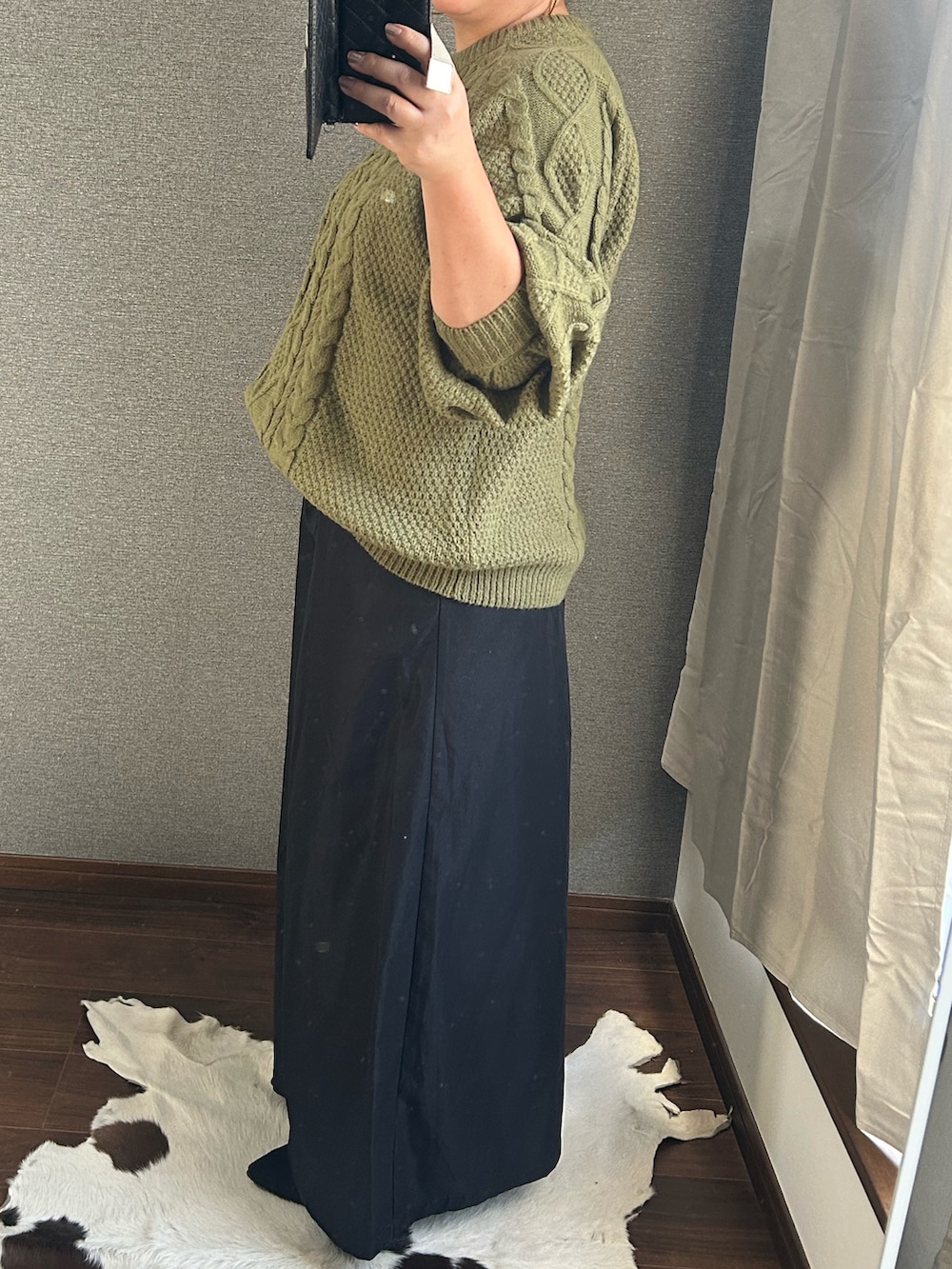 グリーン系のニット/セーター、ブラック系のパンツ、ブラック系のバッグを着用したレディースの冬コーディネートの3枚目の写真