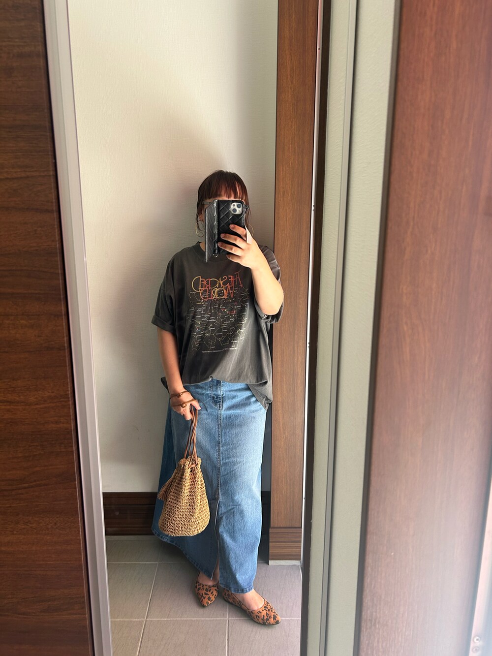 グレー系のTシャツ/カットソー、その他のスカート、ベージュ系のショルダーバッグを着用したレディースの夏コーディネートの2枚目の写真