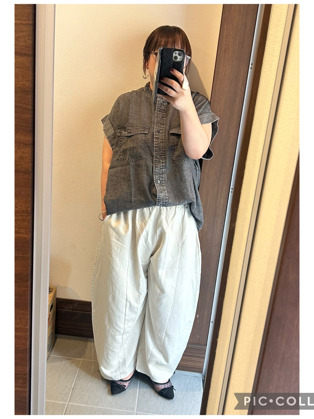 ブラック系のトートバッグ、ブラック系のシャツ/ブラウス、ホワイト系のその他パンツを着用したレディースの夏コーディネートの4枚目の写真
