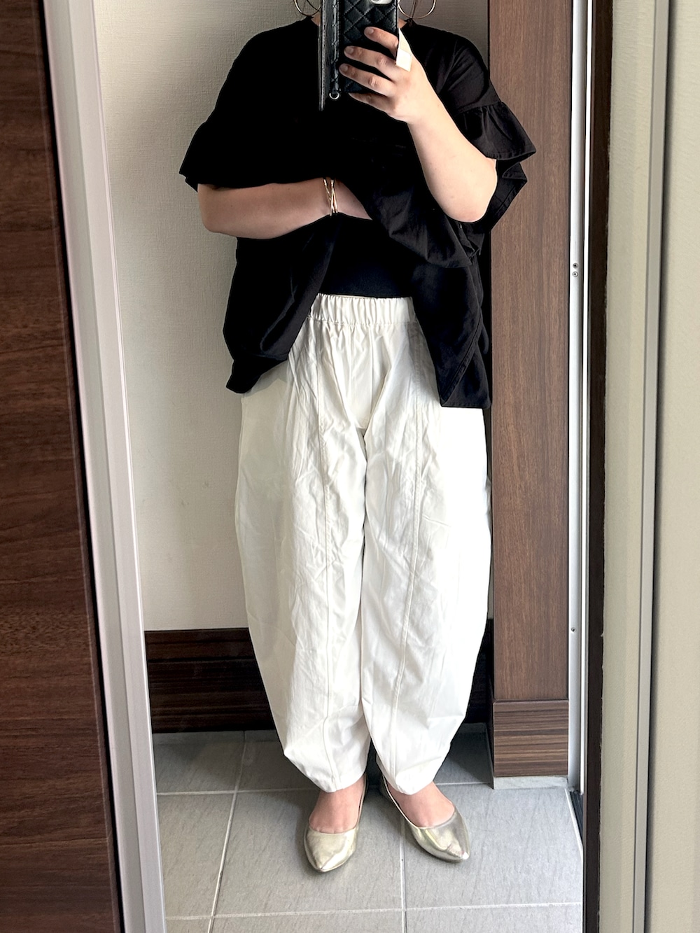 「モノトーン、オトナカジュアル、大人ファッション、お洒落さんとつながりたい、アラフィフ、アラフィフコーデ、アラフィフカジュアル、アラフィフファッション、ぽっちゃり、ぽっちゃりコーデ、ぽっちゃりでもおしゃれしたい！、ぽっちゃり女子、ママコーデ、ママファッション」｜「e-zakkamania storesのフリル スクエアポンチョ プルオーバー（Tシャツ/カットソー、ブラック系）」を使った、アチコさん（骨格ストレート・レディース・160cm）の夏コーディネートの3枚目の写真