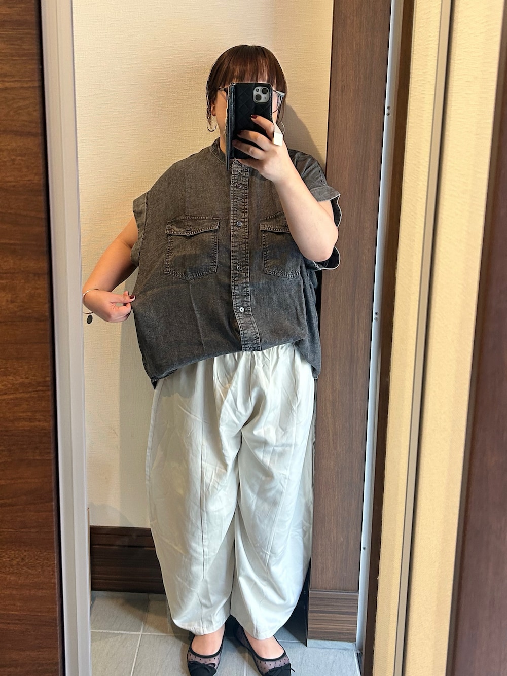 ブラック系のトートバッグ、ブラック系のシャツ/ブラウス、ホワイト系のその他パンツを着用したレディースの夏コーディネートの2枚目の写真