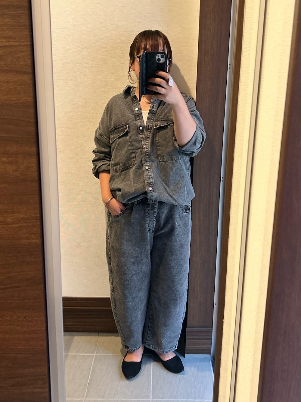 ブラック系のシャツ/ブラウス、ブラック系のデニムパンツ、ブラック系のトートバッグを着用したレディースの秋コーディネートの2枚目の写真